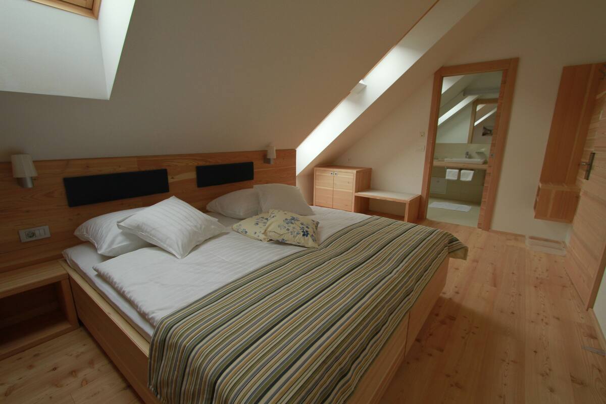 In-room safe, free WiFi, bed sheets