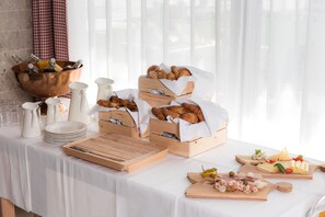 Esmorzar diari de cuina local gratuït 