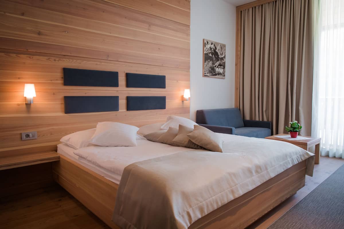 Caja de seguridad en la habitación, wifi gratis y ropa de cama