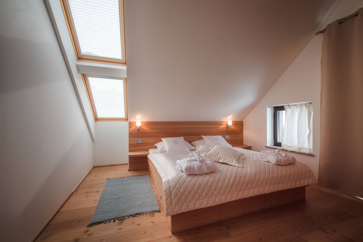 In-room safe, free WiFi, bed sheets