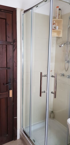 Combined shower/bathtub, hair dryer, bidet, towels - Single villa from Titti and Carlo a stone's throw from the sea (Perd'e Sali)