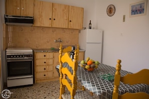 Refrigerador, parrilla de estufa y utensilios de cocina 