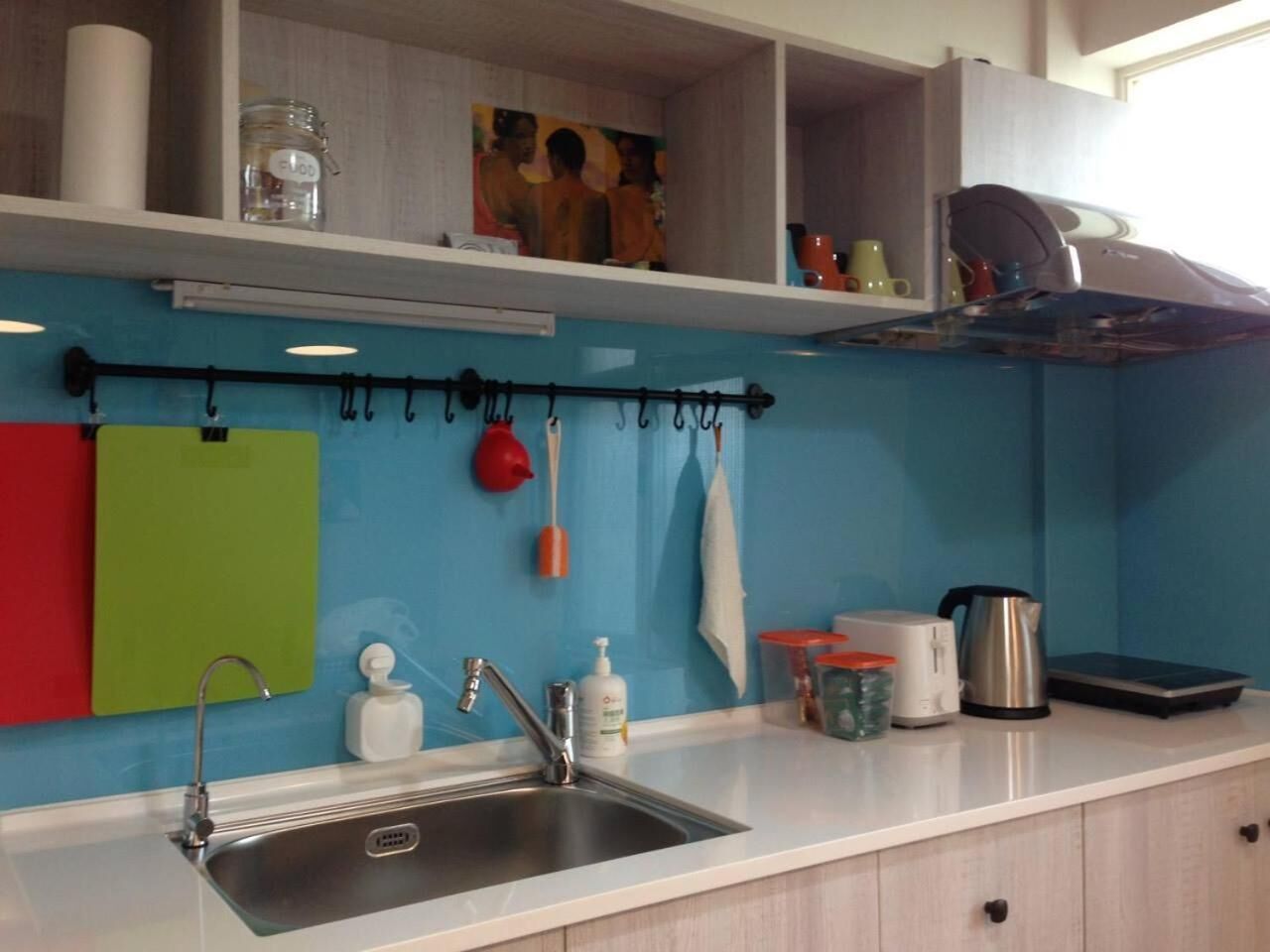 Refrigerador em uma área comum