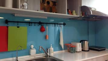 Refrigerador em uma área comum