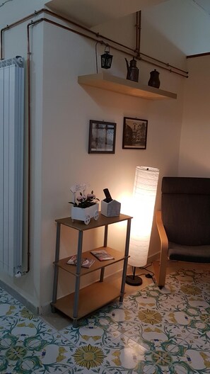 Kühlschrank, Mikrowelle, Herdplatte, Wasserkocher mit Kaffee-/Teezubehör