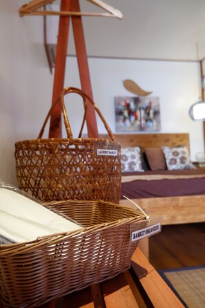 Decoración personalizada y espacio para trabajar con laptop 