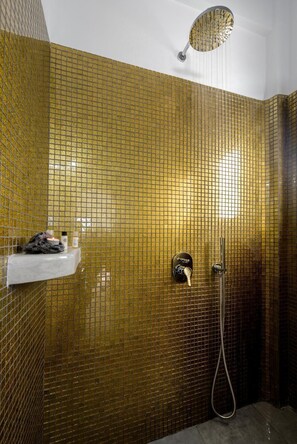 Suite, hidromasaje, vista al mar | Baño | Regadera, regadera tipo lluvia, amenidades de baño gratuitas 
