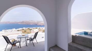 Kahden hengen deluxe-huone, merinäköala | 1 makuuhuone, tallelokero huoneessa, yksilöllisesti sisustettu