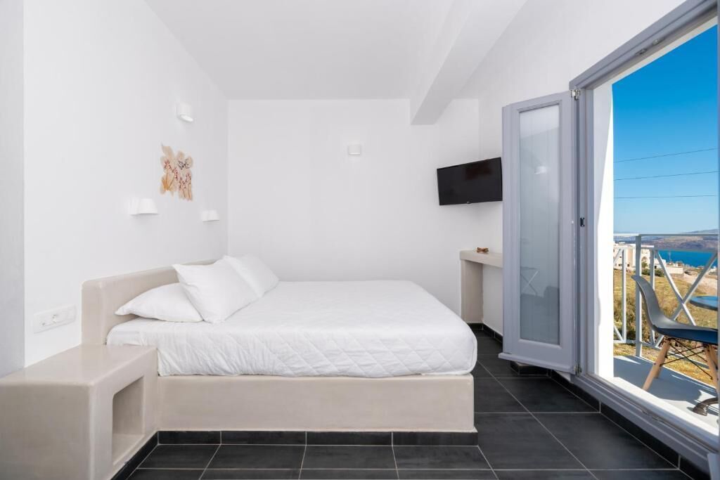 Deluxe-huone, 1 keskisuuri parisänky, parveke, merinäköala | Tallelokero huoneessa, yksilöllisesti sisustettu