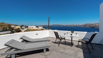 Deluxe Room, 1 King Bed | Terrace/patio