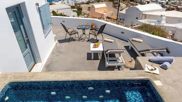 Suite romántica, vistas al mar | Bañera de hidromasaje privada