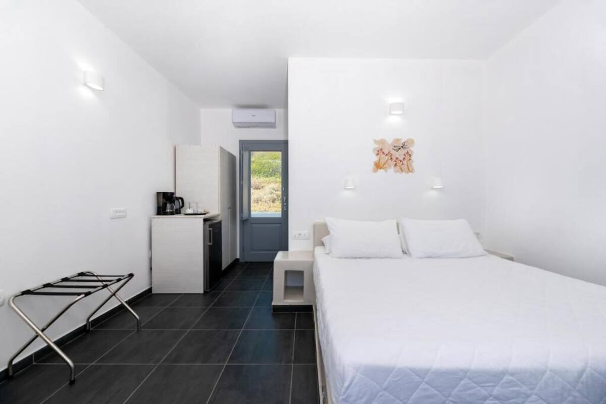 Rom – deluxe, 1 queensize-seng, sjøutsikt | Sengetøy av topp kvalitet, safe på rommet og wi-fi (inkludert)