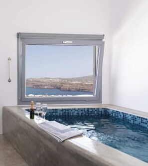 Deluxe suite, uitzicht op zee | Een kluis op de kamer, individueel gedecoreerd, individueel gemeubileerd