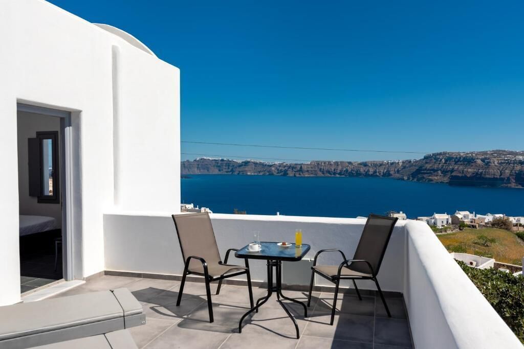 Deluxe-huone, 1 keskisuuri parisänky, parveke, merinäköala | Terassi/patio