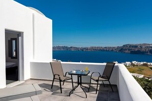 Terrace/patio - Pancratium villas & suites (Santorini)