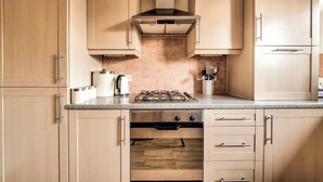 Private kitchen - Comfortable Apartment Next To Holyrood Park (Edinburgh)
