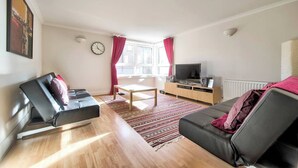 Living area - Comfortable Apartment Next To Holyrood Park (Edinburgh)