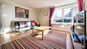 Living room - Comfortable Apartment Next To Holyrood Park (Edinburgh)