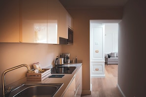 Refrigerador con freezer, microondas, placa de cocina, lavavajillas