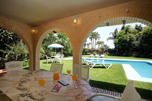 屋外ダイニングエリア