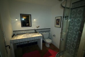 Comfort Double Room | Bathroom | Shower, free toiletries, hair dryer, towels