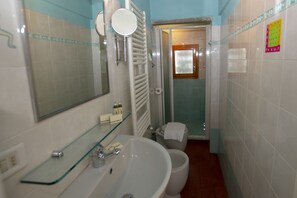 City Apartment, 1 Bedroom, Terrace, City View | Bathroom | Shower, hair dryer, bidet, towels - Porcellana Art (Florence)