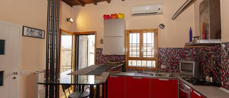 City Apartment, 1 Bedroom, Terrace, City View | Private kitchen
