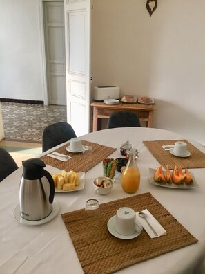 Free daily continental breakfast - Casa Cessenon (Cessenon-sur-Orb)
