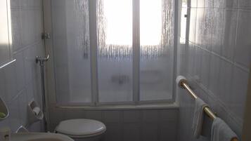 Combinazione doccia/vasca, asciugacapelli, bidet, carta igienica