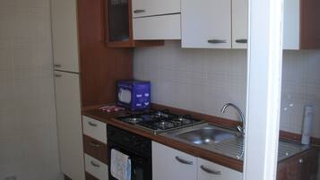 Frigorifero, microonde, forno, piano cottura