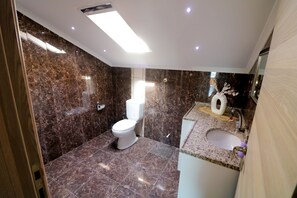 Familien-Vierbettzimmer, 2 Doppelbetten, Meerblick | Badezimmer | Hausschuhe