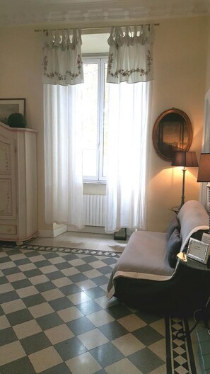 Desk, blackout curtains, soundproofing, iron/ironing board - Paola A Trastevere (Rome)