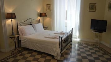 Executive Suite | Desk, blackout drapes, soundproofing, iron/ironing board