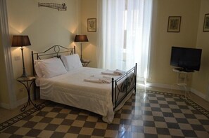 Executive Suite | Desk, blackout curtains, soundproofing, iron/ironing board - Paola A Trastevere (Rome)
