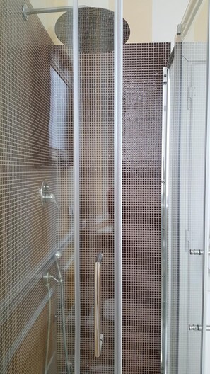 Doccia, set di cortesia gratuito, asciugacapelli, bidet