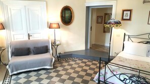 Escritorio, cortinas opacas, sistema de insonorización