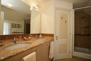 Brampton Grange | Bathroom | Free toiletries, towels, soap, shampoo - Brampton Grange (Northampton)