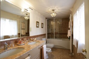 Zimmer, Mehrere Betten | Badezimmer | Kostenlose Toilettenartikel, Handtücher, Seife, Shampoo