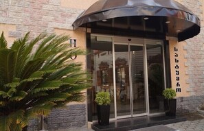 Property entrance - Aqualand Hotel (Batumi)