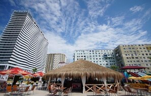 Poolside bar - Aqualand Hotel (Batumi)