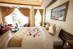 Golden Suite, Mountain View | Minibar, két bảo mật tại phòng, bàn 