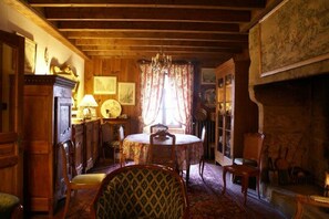 Family dining - La Jacquerolle (La Chaise-Dieu)