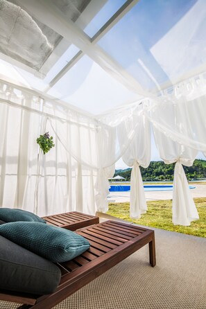 Individually decorated, individually furnished, free WiFi, bed sheets - Parotia Water House (Gapyeong)