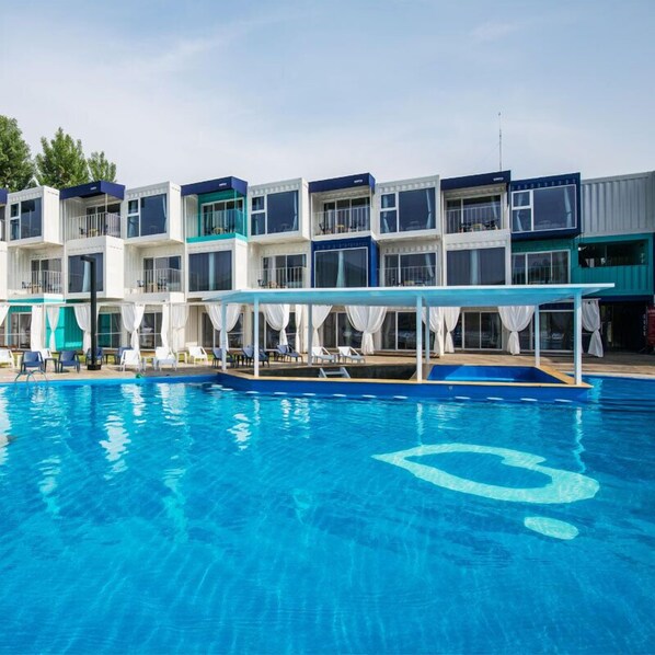 Hồ bơi ngoài trời