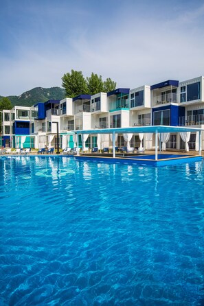 Hồ bơi ngoài trời