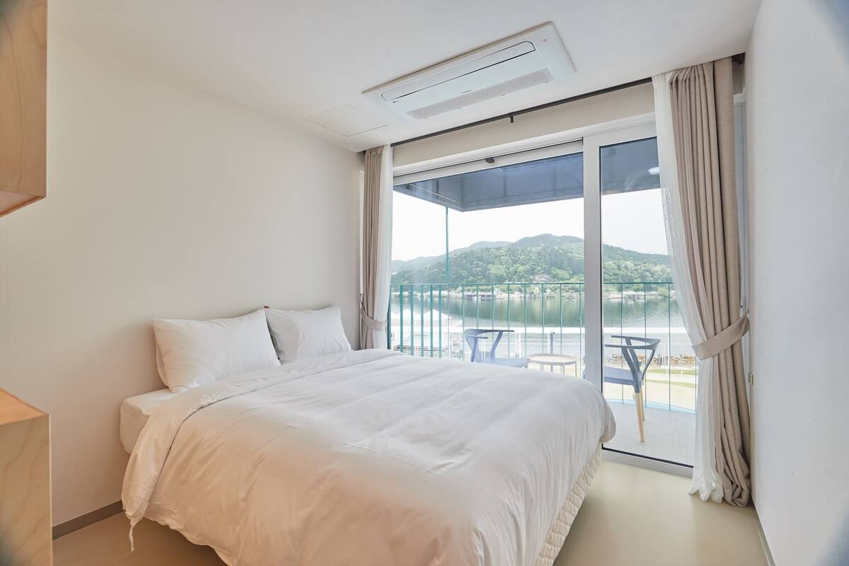 WiFi (free), individually decorated, individually furnished, bed sheets