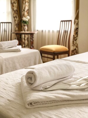 Triple Room | Soundproofing, free WiFi, bed sheets - Kastoria Butik Pansiyon (Ayvalik)