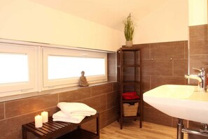 Villa (Thormarcon) | Bathroom
