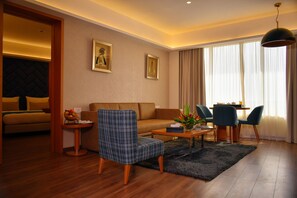 Suite – business | Minibar, safe på rommet, individuelt dekorert og individuelt innredet