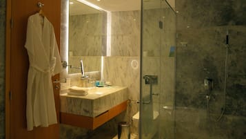 Kelengkapan dandanan diri percuma, pengering rambut, selipar